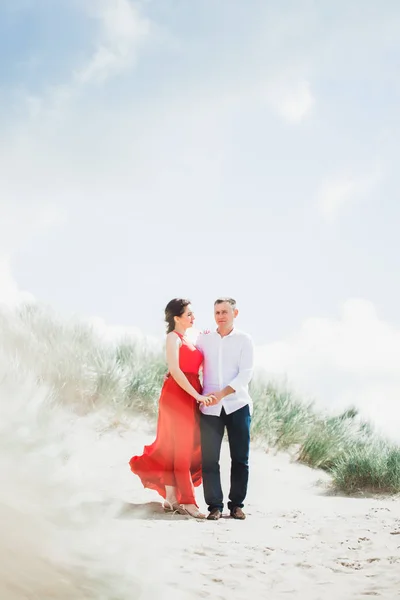 Mutlu Çift Kucaklama Açık Havada Kum Üzerinde Duruyor — Stok fotoğraf