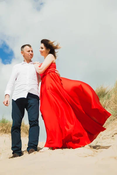 Feliz Casal Romântico Fica Abraço Areia Eles Olham Uns Para — Fotografia de Stock