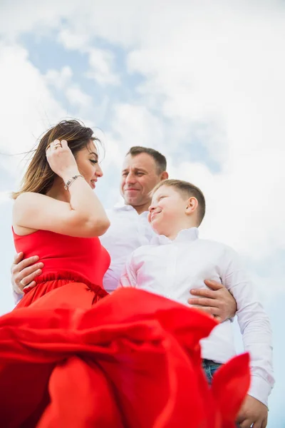 Portrait Famille Heureuse Qui Dresse Sur Fond Ciel Bleu — Photo