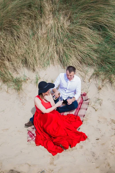 Gelukkige Romantisch Paar Zit Zand Tegen Zee Zij Bril Handen — Stockfoto