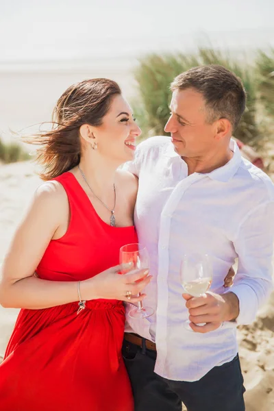 Porträt Eines Glücklichen Romantischen Lächelnden Paares Das Der Küste Des — Stockfoto