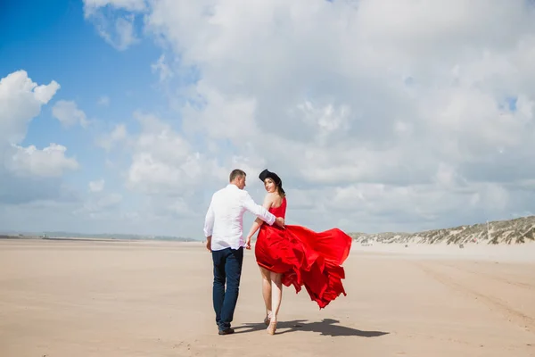 Lyckliga Romantiska Par Promenader Kusten Havet — Stockfoto