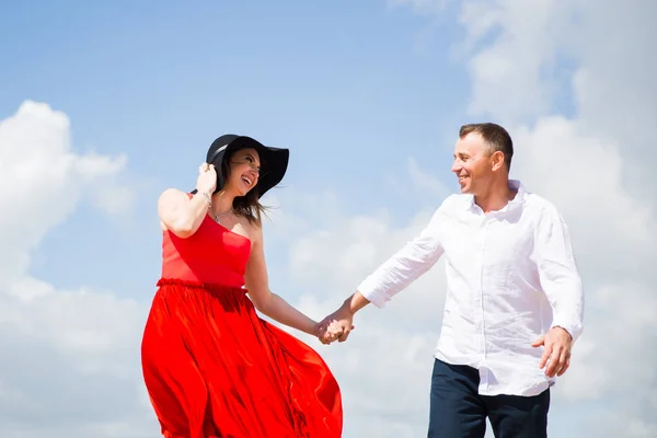 Retrato Senhora Feliz Vermelho Que Mantém Mão Seu Marido Sorridente — Fotografia de Stock