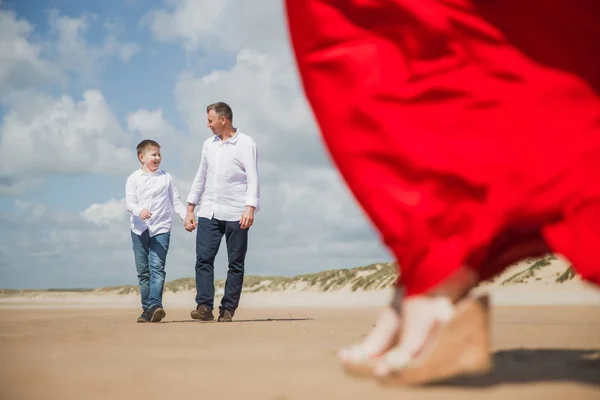 Lycklig Far Går Med Sin Son Kusten Havet Och Mor — Stockfoto