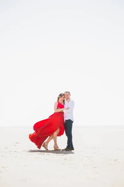 Vista Incrível Casal Romântico Feliz Que Fica Abraço Areia Entre — Fotografia de Stock