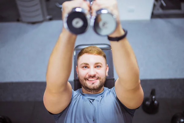 Close Treinador Muscular Feliz Encontra Simulador Faz Exercícios Com Halteres — Fotografia de Stock