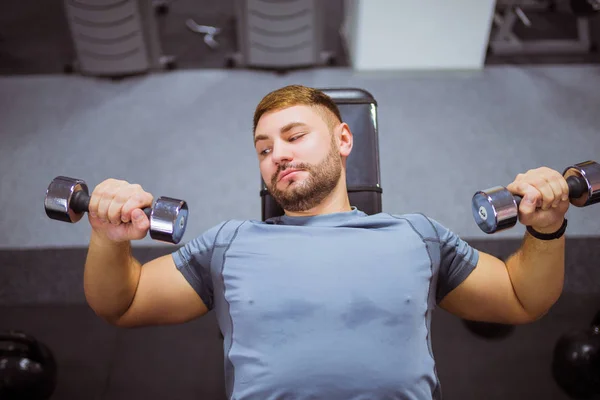 Close Focado Treinador Muscular Encontra Simulador Faz Exercícios Com Halteres — Fotografia de Stock