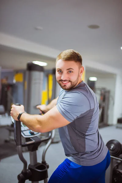 Bonito Homem Musculoso Faz Exercícios Simulador Cardio Ginásio — Fotografia de Stock