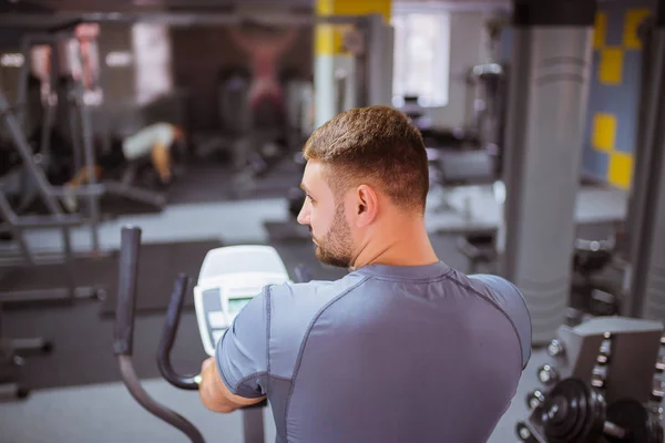 Atrás Treinador Focado Faz Exercícios Simulador Cardio Ginásio — Fotografia de Stock