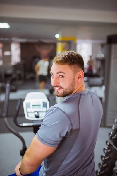 Close Alegre Forte Treinador Faz Exercícios Simulador Cardio Ginásio — Fotografia de Stock