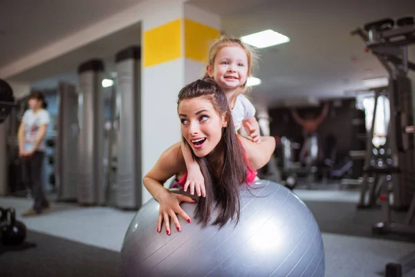 Primer Plano Atractiva Joven Madre Encuentra Fitball Mantiene Espalda Hija —  Fotos de Stock