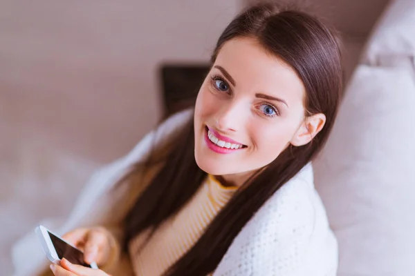 Belle Brune Charmante Sourire Féminin Garde Téléphone Dans Ses Mains — Photo