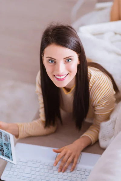 Sonriendo Mujer Maravillosa Inteligente Encuentra Sofá Con Gadgets — Foto de Stock