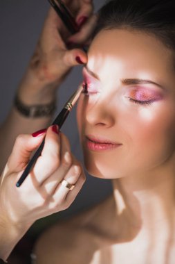 Kadın kapalı gözlerle hangi makyaj sanatçı kaptırdın kapsar.