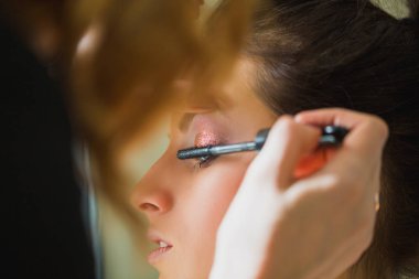 Maskara kız kirpik üzerinde uygulama makyaj sanatçısı