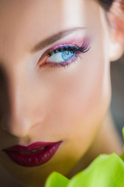 Makyaj ve bakışta bir kenara kadın ile güzel yüzü yarısı
