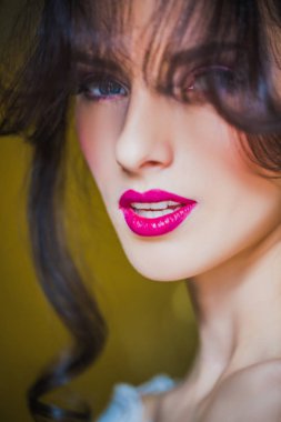 Makyaj ve saç modeli ile güzel bir kadının yüzü olan fotoğraf