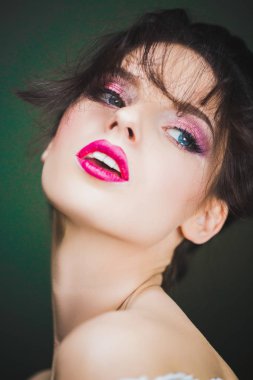 Güzel kadının yüzüne makyaj ve saç modeli ile tutku fotoğrafı