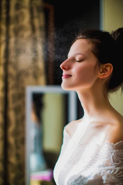 Foto Una Chica Con Los Ojos Cerrados Sin Maquillaje Sobre — Foto de Stock