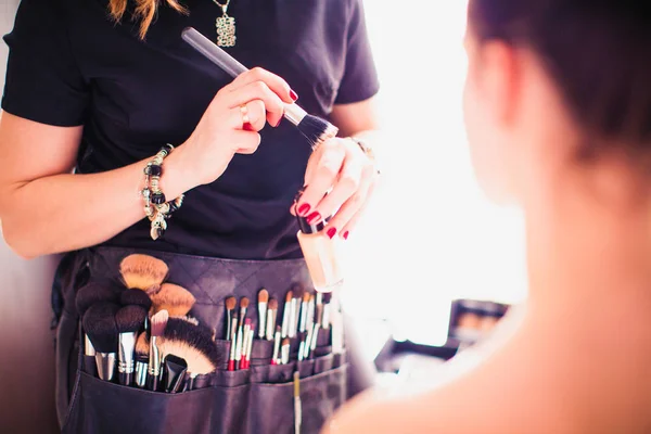 Maquillaje Artista Haciendo Maquillaje Para Chica Interior — Foto de Stock