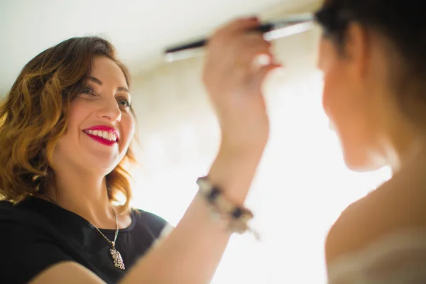 Maquillaje Artista Pone Maquillaje Cara Chica Interior — Foto de Stock