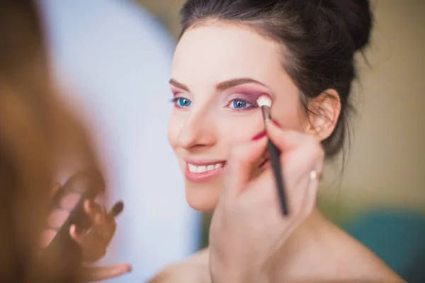 Ansikte Flicka Som Tillämpas Makeup — Stockfoto