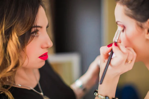 Makeupartist Täcker Ögonskuggor Ögonlocket Girll — Stockfoto