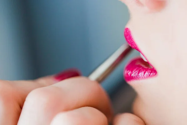 Makeupartist Målar Läpparna Med Läppstift — Stockfoto