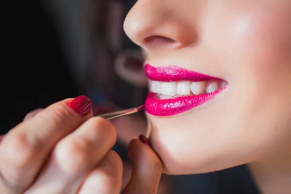 Maquillaje Artista Pinta Los Labios Con Lápiz Labial — Foto de Stock