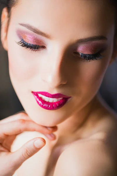 Foto Mujer Hermosa Con Maquillaje Cerca — Foto de Stock