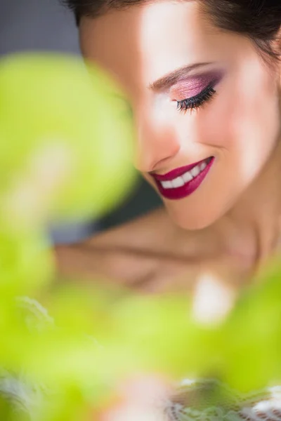 Hermosa Cara Mujer Con Maquillaje Ligera Sonrisa Ojo Cerrado — Foto de Stock