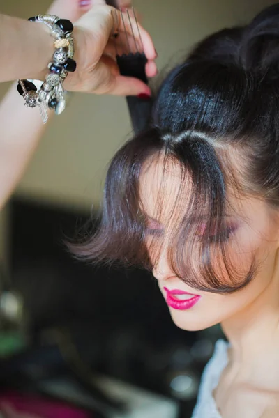 Peluquería Haciendo Peinado Pelo Mujer Hermosa — Foto de Stock