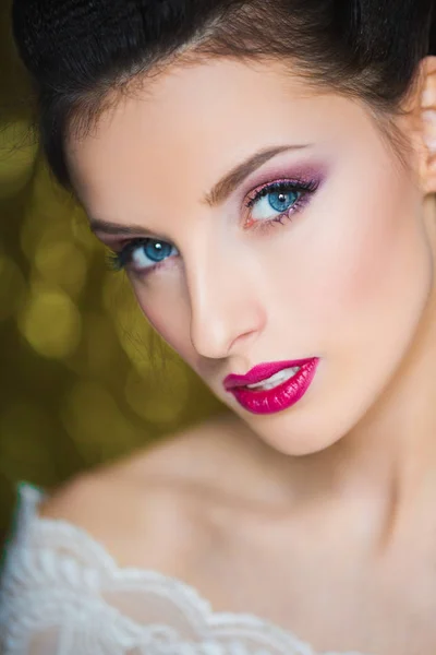 Hermosa Cara Mujer Con Maquillaje Mirada Pensativa — Foto de Stock
