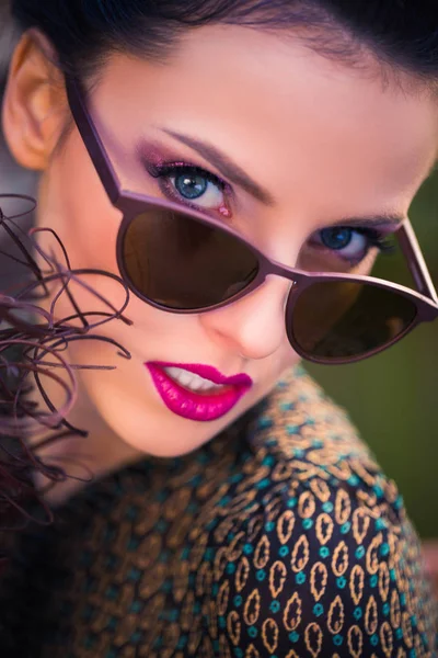Hermosa Cara Mujer Con Maquillaje Gafas Aire Libre — Foto de Stock