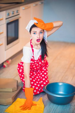 Mutfak oturur... ve yere yıkar genç temizlikçi portresi