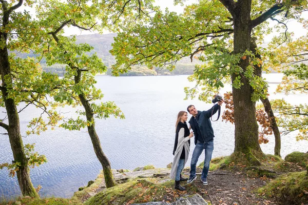 Jonge Gelukkige Paar Staat Kust Van Lake Doet Selfie Foto — Stockfoto
