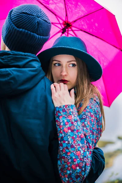 Портрет Молодой Пары Которая Стоит Обнять Друг Друга Розовым Зонтиком — стоковое фото
