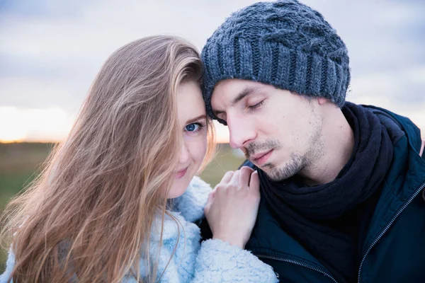 Close Jong Romantische Koppel Knuffel Buiten — Stockfoto