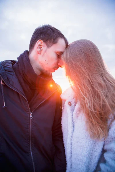 Portrait Jeune Couple Romantique Qui Tient Sur Soleil Plein Air — Photo