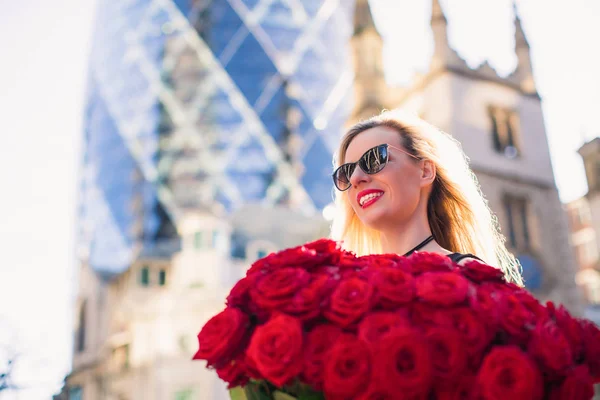 Весела Щаслива Жінка Стоїть Тримає Великий Букет Червоних Троянд Вулиці — стокове фото