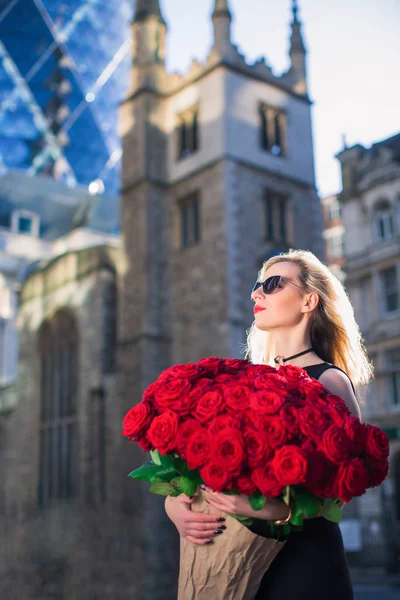 Exquisite Lady Stands Keeps Big Bouquet Red Roses Hands Street — Stock Photo, Image