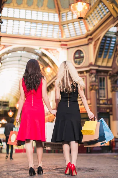 Para Trás Duas Mulheres Alegres Com Sacos Compras Mãos Dentro — Fotografia de Stock