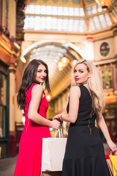 Las Mujeres Encantadas Van Compras Con Muchas Bolsas Compras Interior — Foto de Stock