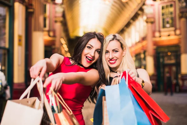 Close Dos Alegres Mujeres Guapas Mantienen Bolsas Compras Las Manos — Foto de Stock