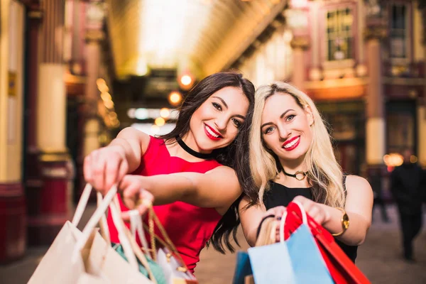 Dos Divinas Mujeres Pie Mantener Bolsas Compras Las Manos Aire — Foto de Stock
