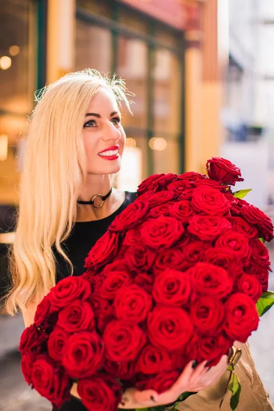Attractive Smiling Lady Stands Keeps Big Bouquet Red Roses Hands — Stock Photo, Image