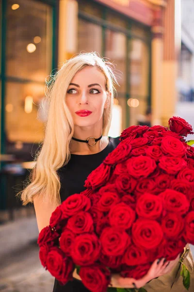 Božská Žena Stojí Udržuje Nosívala Kytici Rudých Růží Ruce Vypadá — Stock fotografie