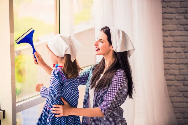 Junge Schöne Mutter Wäscht Fenster Mit Ihrer Süßen Tochter Hause — Stockfoto