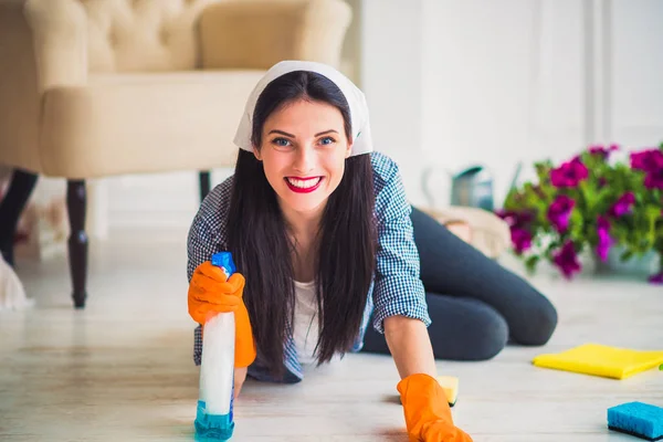 Jonge Gelukkige Huisvrouw Reinigt Home Met Behulp Van Reinigingsmiddelen — Stockfoto