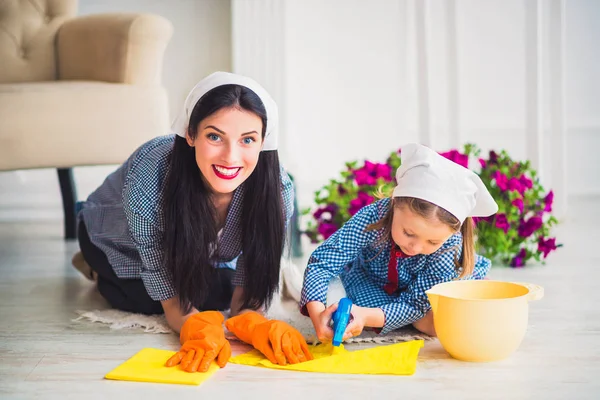 Молода Усміхнена Мати Очищає Будинок Допомогою Своєї Маленької Дочки — стокове фото